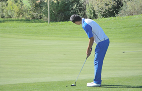 Golflehrer Rafael Meier bereitet sich auf den nächsten Putt vor. 