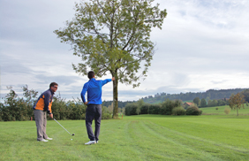 Golf Coursemanagement; Golflehrer erklärt Spieler den Platz